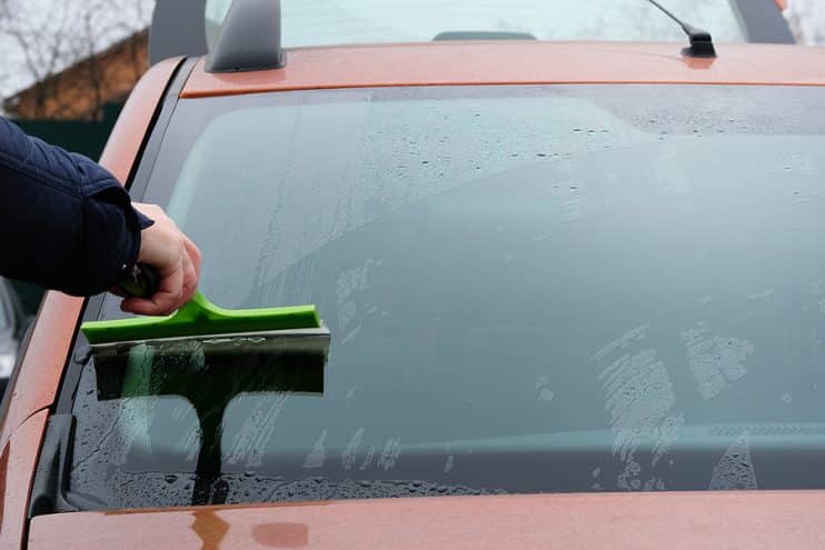 Cleaning windscreen